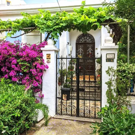 House With Garden In Of Rhodes Semesterbostad