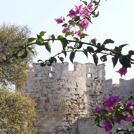 House With Garden In Of Rhodes Semesterbostad